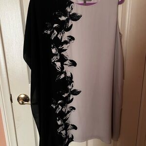 Elegant Black and gray  Floral Women's Top excellent condition